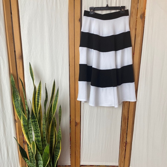 NWOT Faith and Joy black and white flair skirt - Picture 1 of 4